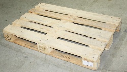 Foto einer Vierwege-Flachpalette aus Holz