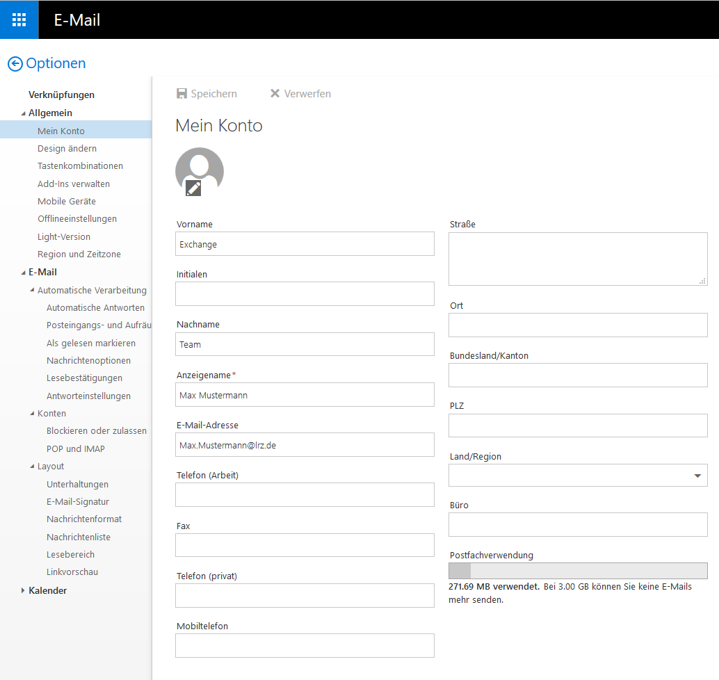 Schwarzen Titelbalken E-Mail. Pfeil nach links im Kreis für zurück, Optionen. Links eine Spalte mit Auswahlpunkten. Verknüpfungen, ausgeklappt Allgemein, ausgewählt Mein Konto, weitere 7 Punkte. Ausgeklappt E-Mail, zweistufige Hierarchie. Nicht ausgeklappt Kalender. Rechts das Hauptfeld. Anklickbar Speichern, Verwerfen. Größere Schrift, Mein Konto. Symbol Person und Schreibstift. Es folgen in 2 Spalten Bezeichnungen und darunter jeweils meist ein Eingabefeld. Die meisten sind leer. Linke Spalte von Mein Konto. Vorname, Exchange. Initialen. Nachname, Team. Anzeigenname Stern, Max Mustermann. E-Mail-Adresse, max.mustermann At lrz.de. Telefon (Arbeit). Fax. Telefon (privat). Mobiltelefon. Rechte Spalte von Mein Konto. Straße. Ort. Bundesland Schrägstrich Kanton. PLZ. Land Schrägstrich Region mit Auswahlfeld. Büro. Postfachverwendung mit Balken, der 9 Prozent Belegung anzeigt. Darunter, 271.69 MB verwendet. Bei 3.00 GB können Sie keine E-Mails mehr senden.