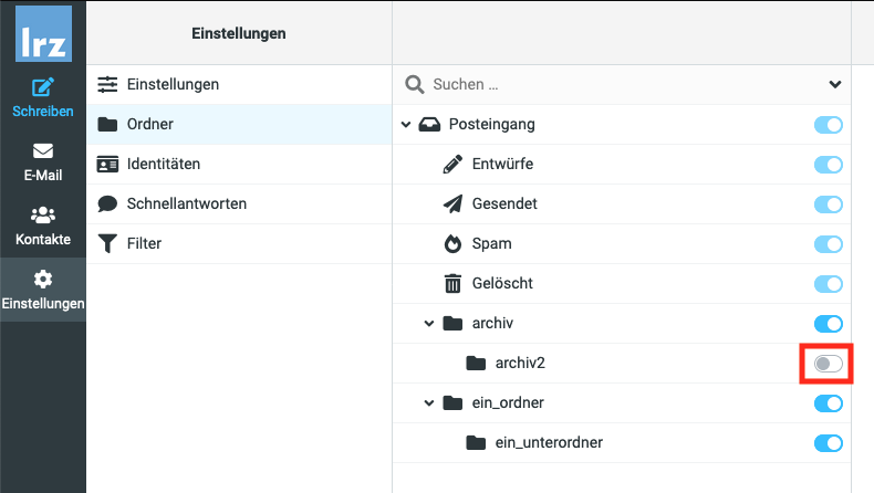 Links eine schmale Spalte mit Logo lrz, 4 Auswahlpunkte mit Symbol und Beschriftung, Schreiben, E-Mail, Kontakte, Ausgewählt Einstellungen. Rechts davon die 3 eigentlichen Spalten. Spalte 1, im Kopffeld Einstellungen. Einstellungen, Ausgewählt Ordner, Identitäten, Schnellantworten, Filter. Spalte 2, im Kopffeld leer. Suchfeld, rechts Pfeil nach unten für ausklappbar. Darunter die Ordnerstruktur, beginnend mit Posteingang, dieser und andere sind ausgeklappt, rechts für jeden Ordner ein Schalter. Unterordner archiv2 mit Markiert Schalter nach links für ausgeschaltet. Die anderen Ordner mit Schalter nach rechts für eingeschaltet. Standardordner sind ausgeblendet für nicht ausschaltbar. Spalte 3 ist nur im Ansatz zu sehen und soweit leer.