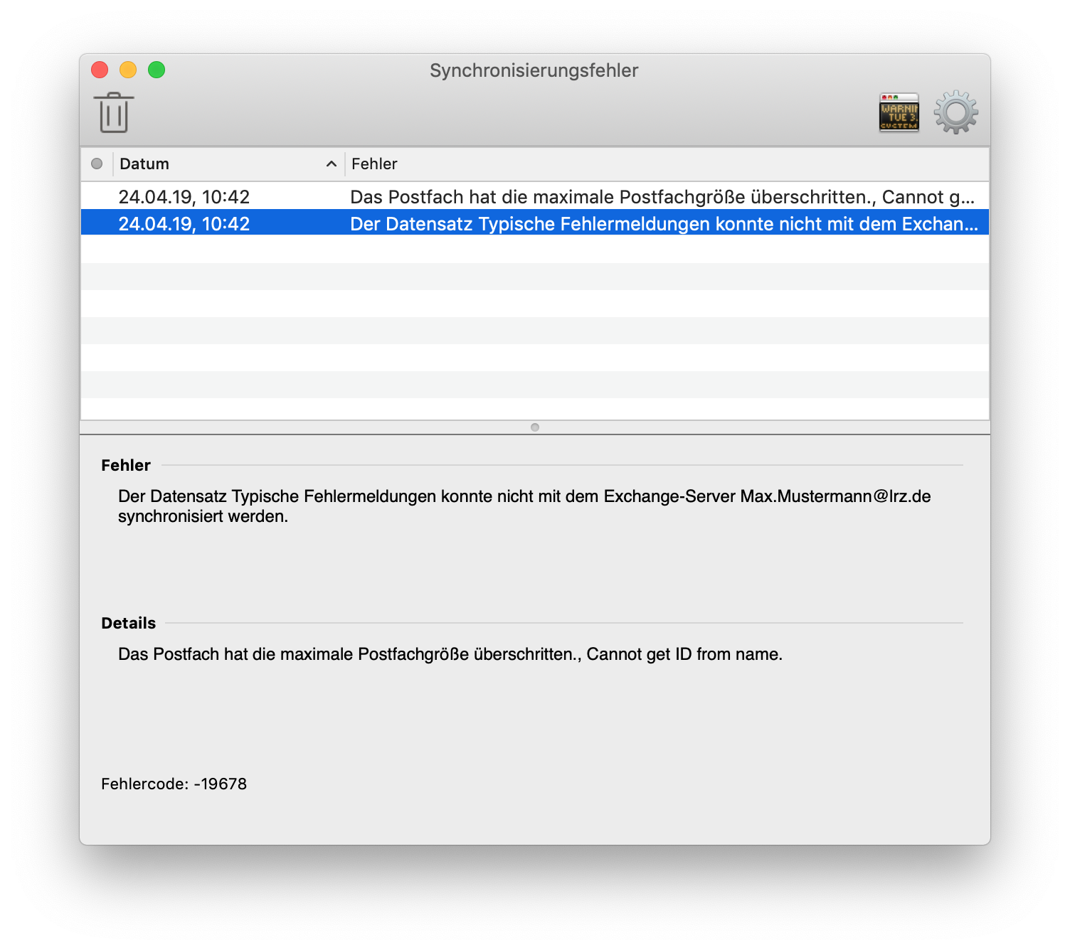 Fenster Synchronisierungsfehler. Symbol Papierkorb, ganz rechts Symbol Fenster, Symbol Zahnrad für Einstellungen. Tabelle mit 3 Spalten und 2 Einträgen, der zweite ist ausgewählt. Beschreibung spaltenweise. Spalte 1, Grauer Kreis, 2 mal leer. Spalte 2, Datum, rechts Pfeilspitze nach oben für aufsteigende Sortierung, 2 mal 24.04.19, 10 Doppelpunkt 42. Spalte 3, Fehler, Das Postfach hat die maximale Postfachgröße überschritten., Cannot g..., Der Datensatz Typische Fehlermeldungen konnte nicht mit dem Exchan... In der Tabelle noch 7 leere Zeilen. Darunter. Fehler. Der Datensatz Typische Fehlermeldungen konnte nicht mit dem Exchange-Server Max.Mustermann At lrz.de synchronisiert werden. Details. Das Postfach hat die maximale Postfachgröße überschritten., Cannot get ID from name. Fehlercode Doppelpunkt, -19678.