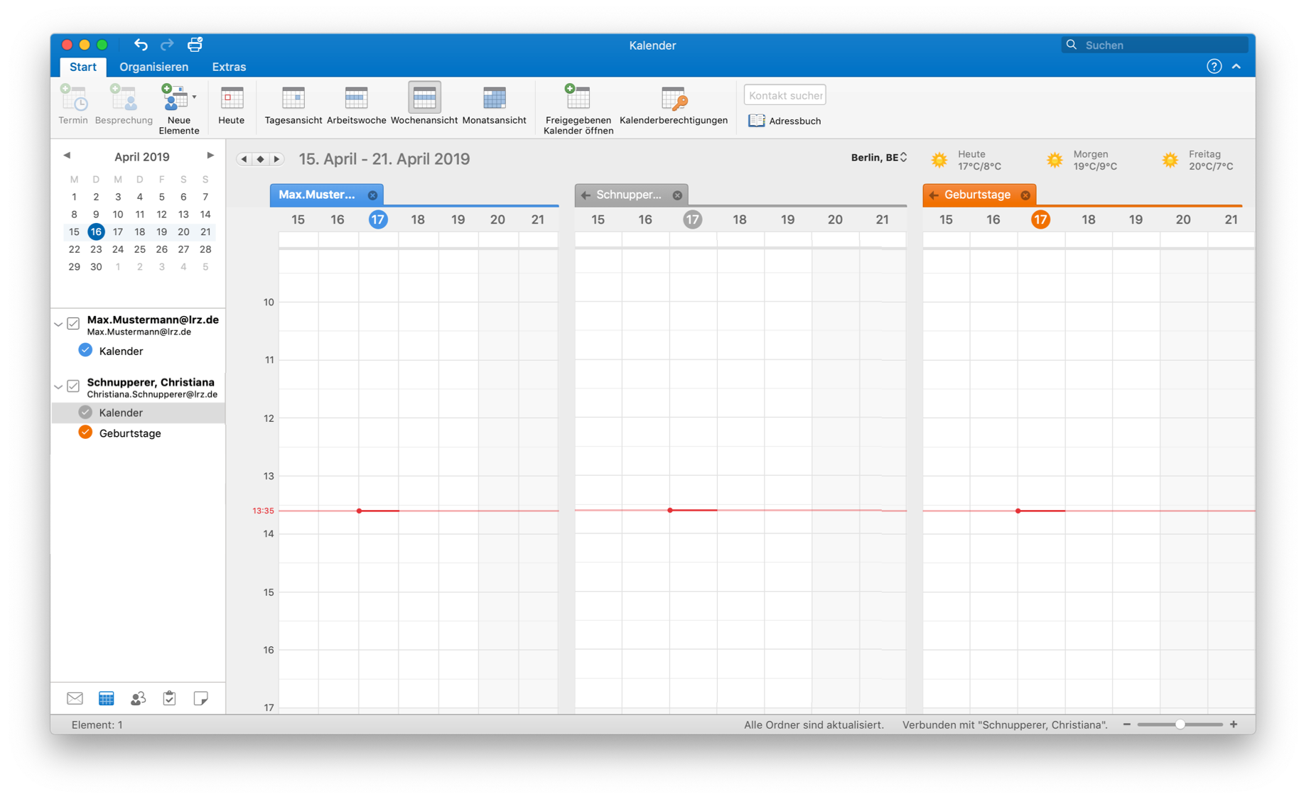 Fenster Kalender. Registerkarten ausgewählt Start, Organisieren, Extras. In der Befehlsleiste ausgewählt Wochenansicht. Links eine Spalte für die Wahl Datums und die eingebundenen Kalender. Pfeil nach links für zurück, April 2019, Pfeil nach rechts für vorwärts. Darunter nach Wochentagen unterteilt die einzelnen Tage, ausgewählt 15 bis 21 und speziell im Kreis 16. Darunter von 2 Personen 3 Kalender. Ausgeklappt Kästchen mit Haken, Max.Mustermann At lrz.de, darunter Max.Mustermann At lrz.de. Darunter eingerückt Symbol Kreis mit Haken, Kalender. Ausgeklappt Kästchen mit Haken, Schnupperer, Christiana, darunter Christiana.Schnupperer At lrz.de. Darunter eingerückt Symbol Kreis mit Haken, Kalender. Kreis mit Haken, Geburtstage. Rechts im Hauptfeld nebeneinander die 3 Kalender mit den Reiter Max.Muster..., Schnupper..., Geburtstage. Es ist immer der gleiche zeitliche Bereich zu sehen. Oben für die Tage 15 bis 21, ausgewählt im Kreis 17. Links für die Stunden 10 bis 17. Linien für die Abgrenzung der Tage und halben Stunden. Zusätzlich eine waagrechte rote Linie mit der Zeitangabe 13 Doppelpunkt 35. Ganz unten in der Statuszeile links, Element, Doppelpunkt, 1, rechtsbündig der Rest. Alle Ordner sind aktualisiert. Verbunden mit 'Schnupperer, Christiana'. Minuszeichen Schieberegler Pluszeichen für Größeneinstellung.