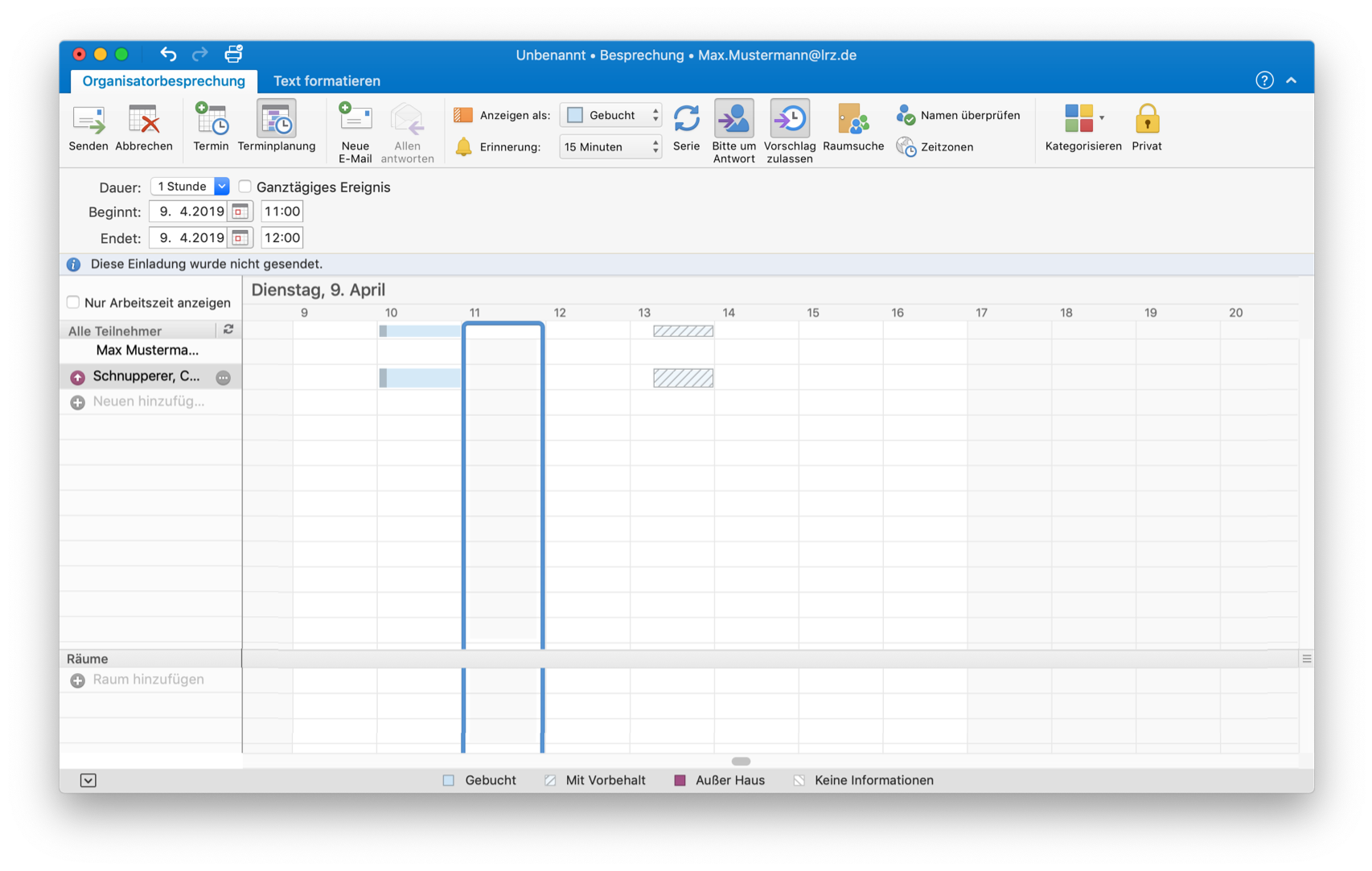 Fenster mit Terminplanungsassistent, Bezeichnung Unbenannt, Besprechung, Max.Mustermann At lrz.de. 2 Registerkarten, ausgewählt Organisatorbesprechung, Text formatieren. In der Befehlsleiste sind ausgewählt Terminplanung und weiter rechts Bitte um Antwort, Vorschlag zulassen. Darunter folgt die Terminbeschreibung. Dauer, Auswahlfeld 1 Stunde, leeres Kästchen, Ganztägiges Ereignis. Beginnt, Kalenderauswahlfeld 9.4.2019, Eingabefeld 11 Doppelpunkt 00. Endet, Kalenderauswahlfeld 9.4.2019, Eingabefeld 12 Doppelpunkt 00. Symbol i in Kreis für Information. Diese Einladung wurde nicht gesendet. Darunter im Hauptfeld 2 Kästen. Linker Kasten des Hauptfeldes Leeres Kästchen, Nur Arbeitszeit anzeigen. Alle Teilnehmer, Symbol 2 Pfeile im Kreis für Aktualisieren. Leerraum, Max Musterma..., Leerraum. Symbol Pfeil nach oben im Kreis, Schnupperer, C..., Symbol 3 Punkte im Kreis. Symbol Pluszeichen im Kreis, Neuen hinzufüg..., Leerraum. Einige Leerzeilen. Räume. Symbol Pluszeichen im Kreis, Raum hinzufügen. Rechter Kasten des Hauptfeldes eine große Tabelle mit Verschiebebalken unten und mehreren Spalten für die einzelnen Stunden, 9 bis 20, überschrieben mit Dienstag, 9. April. Die darunter liegenden Zeilen korrespondieren mit den Teilnehmern der linken Tabelle und enthalten verschieden farbige Balken, deren Bedeutung ganz unten in der Statuszeile erklärt ist, z. B. blau für Gebucht. In der Tabelle erscheint der Zeitbereich von 11 bis 12 Uhr in den Zeilen für Teilnehmer und Räume als mit Rahmen hervorgehobene Säule, wobei der Rahmen in der Zeile Räume unterbrochen ist.