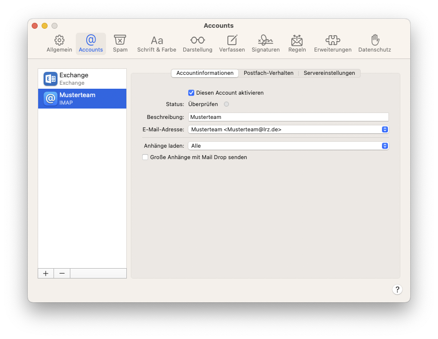 Fenster Accounts. 10 Symbole, jeweils darunter eine Angabe. Die 10 Angaben sind Allgemein, ausgewählt Accounts, Spam, Schrift und Farbe, Darstellung, Verfassen, Signaturen, Regeln, Erweiterungen, Datenschutz. Linke Spalte mit 2 Einträgen. Exchange Icon, Exchange, Exchange. Ausgewählt At Icon, Musterteam, IMAP. Leere Fläche. Unterhalb 2 Schaltflächen Pluszeichen, Minuszeichen. Rechts Hauptsfeld mit drei Tabs. Ausgewählt Accountinformationen, Postfach-Verhalten, Servereinstellungen. Kästchen mit Haken, Diesen Account aktivieren. Status, Doppelpunkt, Überprüfen. Beschreibung, Doppelpunkt, Eingabefeld, Musterteam. E-Mail-Adresse, Doppelpunkt, Auswahlfeld, Musterteam Spitzeklammer Musterteam At lrz.de Spitzeklammer. Anhänge laden, Doppelpunkt, Auswahlfeld, Alle. Leees Kästchen, Große Anhänge mit Mail Drop senden.