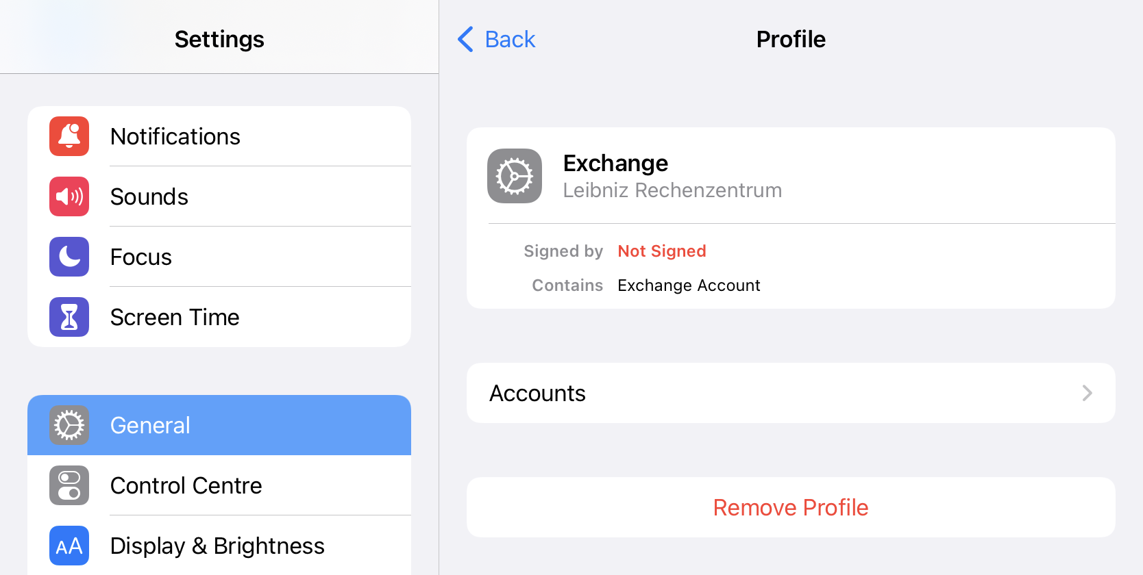 Left part, settings. Many items with icon and naming, individual separations by light gray bars. Selected General. Right part, Profile, left of it lace bracket to the left, back. Symbol gear, Exchange, Leibniz Rechenzentrum. Signed by, Not Signed. Contains, Exchange Account. Accounts, right point bracket to the right. In red font Clickable, Remove Profile.